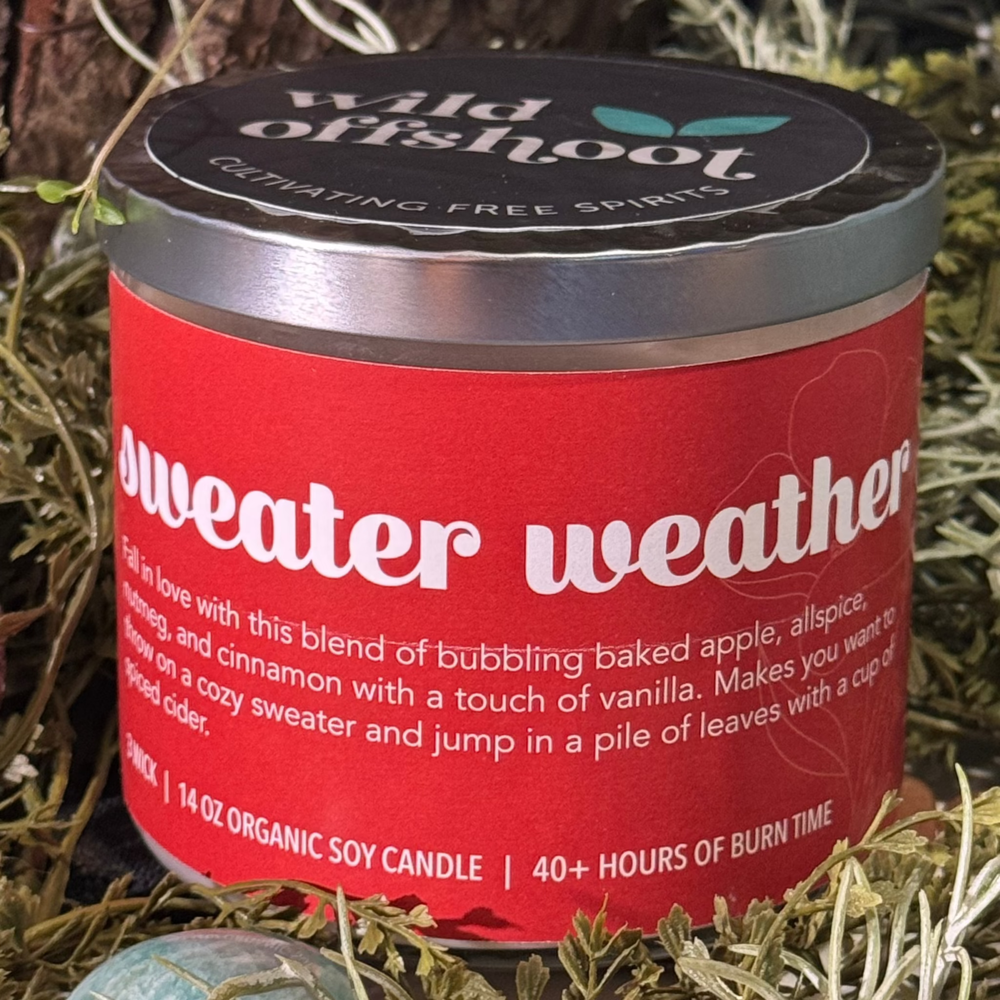 A red 14 oz soy candle with scents of apple pie, three wicks and 40 hours burn time.